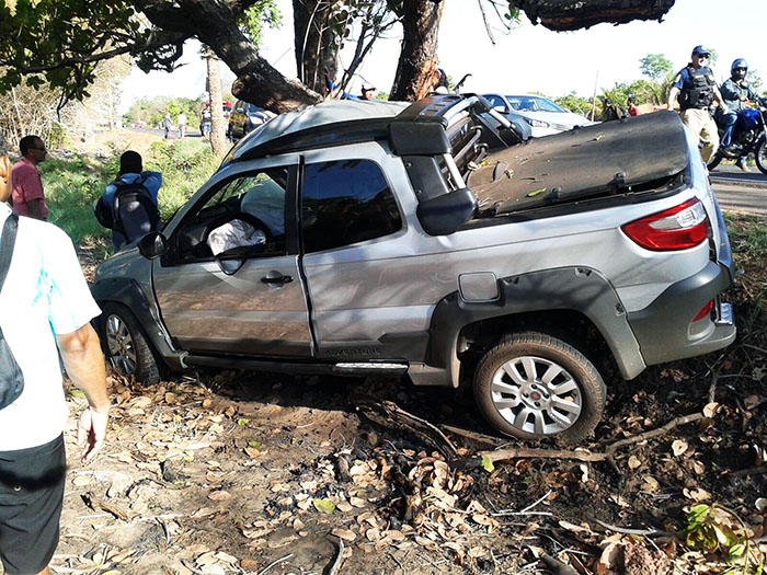 Veículo colide com árvore e deixa pelo menos uma pessoa morta na BR-343